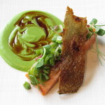 ラ メゾン ドゥ グラシアニ - 坊勢・白鷺サーモン スナップエンドウ グリーンピースと魚の出汁のソース