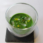 ラ メゾン ドゥ グラシアニ - 淡路・新玉葱のフランと明石のミル貝のスープ スープ状の菜の花