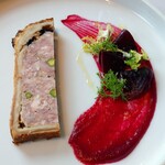 ラ メゾン ドゥ グラシアニ - 神戸ポークと播州赤鶏と肉の出汁のジュレのパテアンクルート ビーツのペーストとマリネ
