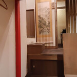 麺処 竹川 - 座って廊下を見ると、こんな感じ。（3段だけの箱階段が懐かしい。写真左側に行くと玄関です）