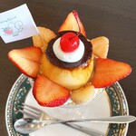 リスカフェ - 季節のプリンパフェ　ドリンク付き（1,800円）
      苺のプリンパフェ