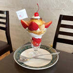 リスカフェ - 季節のプリンパフェ　ドリンク付き（1,800円）
      苺のプリンパフェ