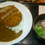 愉快酒場 - キャベミンチカレー（ミニ冷そば付）690円