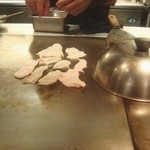 尾道 むらかみ - 鶏皮、まずは、油を落とす