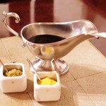 ステーキハウス チャコオキナワ - ソースと薬味（ガーリック＆マスタード）