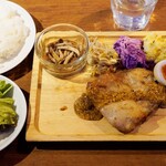 クイーン オブ チキンズ - 骨なしロティサリーチキン・プレート（シングル）902円　