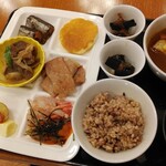 daininguandokaferandebu-raunji - 和食中心な2皿目。
