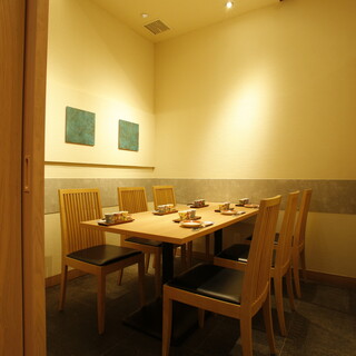 6名様用個室
                                          (天井部は開口しており隣室と繋がっております)