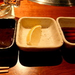 よろにく - 醤油ダレは２種。