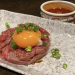 Shinjukumatsusakagyuuyakinikunikushou - 炙りユッケ 自家製ユッケダレ 1100円