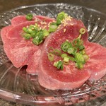 Shinjukumatsusakagyuuyakinikunikushou - 和牛上タン 1880円