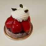 タルトの上には甘酸っぱい国産苺が山盛りで、めっちゃジューシー♪こっくりミルキーなクリームが合う！タルトフレーズピスターシュ490円