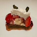 みずみずしい苺を繋ぐまろやかなカスタード、土台はザクザクのタルト生地に香り良いピスタチオのクレームダマンドがぎっしり