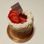 パティスリー ショコラトリー オーディネール - ピスタチオのコクのある生地に、なめらかなピスタチオのムースやベリーのコンフィとブリュレがアクセント♪春風のように爽やかなスール480円