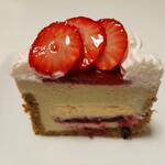 パティスリー ショコラトリー オーディネール - まろやかなコクのピスタチオムースに、甘酸っぱいベリーのコンフィととろけるブリュレ♪ピスタチオ風味が華やかな周りの生地やミルキーなクリーム、苺が最強のハーモニー