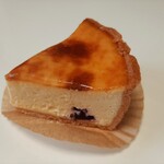 パティスリー ショコラトリー オーディネール - ジューシーなダークチェリーとレモンピールが合う！爽やかなクリームチーズをたっぷり使用したなめらかなベイクドチーズケーキ、タルトフロマージュ400円