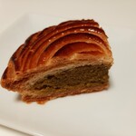 パティスリー ショコラトリー オーディネール - バターの塩気が効いたサクサクの折り込みパイと、ピスタチオの香りがギュッと詰まったナッティなダマンドが虜になる！ピティビエ・ピスターシュ360円