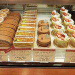 パティスリー ショコラトリー オーディネール - 春ならではの苺スイーツや、ピスタチオフェアで華やかなショーケース（その1）