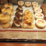 パティスリー ショコラトリー オーディネール - 定番のプリンやクラフティフレーズ、季節ごとに組み合わせが変わるタルトフロマージュなど