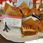 パティスリー ショコラトリー オーディネール - フランスの伝統菓子ピティビエも、しっとりしたピスタチオのダマンドを使ったピスタチオフェア仕様に