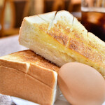 フラミンゴ - 【モーニングセット@税込600円】トースト：まさに厚切り。バターがしっかり沁みてます。