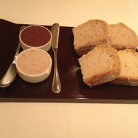 ルカンケ - 全粒粉の小麦パンとライ麦パン　タップナードと豚のリエット