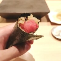 はっこく - □とっさき
                    身もごはんも若干柔かめ。シャリの酢や甘みは適度。全体的に少しダラッとした味です。