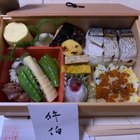 修伯 - 焼鯖寿司弁当テイクアウト
                    *焼鯖寿司*いくら寿司*鱒味噌漬け焼*出汁巻卵*茄子田楽*海老玉子真丈*小芋揚げ*松風*南瓜煮*鱧牛蒡*筍煮*蛍烏賊*絹さや*万願寺*苺大福
                     修伯 - 焼鯖寿司弁当テイクアウト
                    *焼鯖寿司*いくら寿司*鱒味噌漬け焼*出汁巻卵*茄子田楽*海老玉子真丈*小芋揚げ*松風*南瓜煮*鱧牛蒡*筍煮*蛍烏賊*絹さや*万願寺*苺大福
