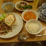 ガパオと、ビュッフェの　おかず