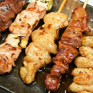 We offer Yakitori (grilled chicken skewers) and yakiton that are grilled all at once over charcoal in the best condition.