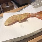 にい留 - 半年でまた進化する"奇跡の衣"に感服です！ここからはその衣を纏った素材の味わいを満喫しましょう♪ふたつ目は塩で。車海老の甘味と食感を存分に楽しみました！