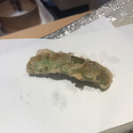 にい留 - スナップえんどう
      →野菜が本来持つジューシーさや甘みをが"奇跡の衣"を纏って揚げられる事で一層活性化！堪らない！この焦げているような茶色の部分はスナップえんどうの糖分がキャラメリゼ状になった証♪