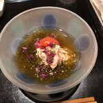 にい留 - フルーツトマト、能登の水雲、毛蟹の酢の物
      →圧倒的な蛤の攻撃に…となると箸休めとなりました♪流石でございます！水雲♪良いですよね。