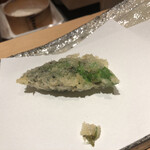 にい留 - アスパラガス穂先
      →穂先と中軸、そして根本に対してそれぞれのアプローチをする新留大将！まずは穂先と中軸を同時に揚げて、最初に穂先、そして余熱で火入れをした中軸を！