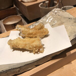 にい留 - 穴子
      →締めはやっぱり穴子！Instagramでよく動画がアップされていますから何も言いませんが…臭みは奇跡の衣に存在する全方位の穴から一瞬で立ち登りダクトの中へ…あとは上品な白身に対しての火入れを。