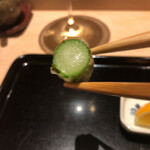 にい留 - 最後に根本は別にじっくりとした火入れを。すると一本のアスパラガスが完全に別物へと…目隠しされたらこれが同じ一本とは誰も理解できないでしょう！というよりも同じ食材の天風良とはわからないでしょうね！