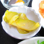 中国酒菜 味楽 - 選べるランチ定食・海老チリソース　７８０円（税込）漬物のアップ【２０２１年５月】