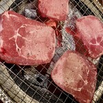 Sumibi Yakiniku Aji Ichi Kaigan Doori - 上塩タン、炭火でさっと