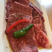 横浜焼肉kintan - 手前のお肉は数秒焼いて卵に絡めて食べます(^^)