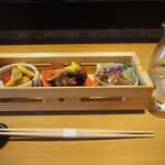 Maguro Sushi Umemoto - ランチすしコース（前菜盛り合わせ） ＆ 冷酒（紀土 大吟醸）