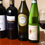 Trattoria Caro - イタリア産の白ワインと赤ワイン