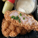 リストア カフェ アリアドネ - 海老カツ5切れ
      すごい分厚いです！
      タルタルとレモンソースが付いている