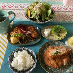 リストア カフェ アリアドネ - お皿に盛り付けました！
      すごいボリュームです！
      豪華なお弁当ですよ！
      ライスは半分を盛りました！