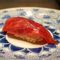 肉割烹 上 - リブロースのづけにしたお寿司