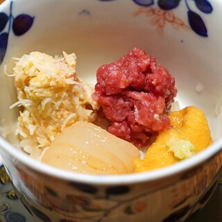 肉割烹 上 - 赤身のモモ肉と北海道の毛蟹と宮崎のムラサキ雲丹と富山の白海老の小さな丼