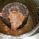 焼肉じゅうじゅうカルビ - 薄切り肉は本物の肉ですね。