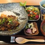 わ可ば - 牛すじと熟成黒にんにく煮込み丼