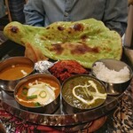 インド・ネパール料理　ナラヤニ - ほうれん草ナン大きい