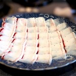 比良山荘 - この日の熊のお肉は最上級☆脂がのって真っ白に。この脂、鍋に投入されると消えゆるようにさっぱりとした旨さのお肉に変わる。まるで魔法。