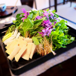 比良山荘 - 山盛りの山菜を月鍋に投入。クレソン、セリ、わらび、かたくり、うど。タケノコ、そして別皿にたっぷりの花山椒は撮り忘れ。